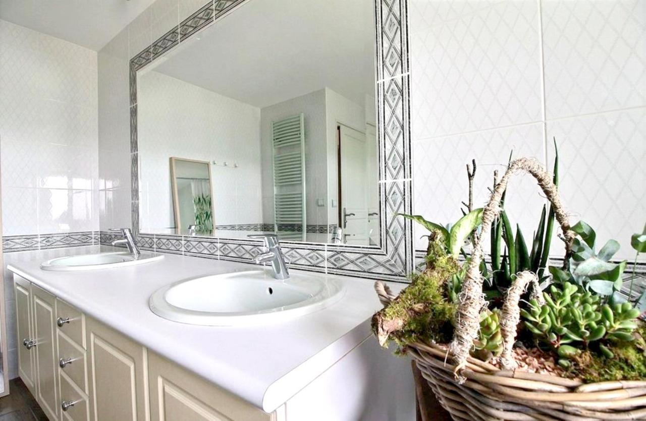 Maison Spacieuse A Plougonven Avec Jacuzzi Et Jardin Exterior foto